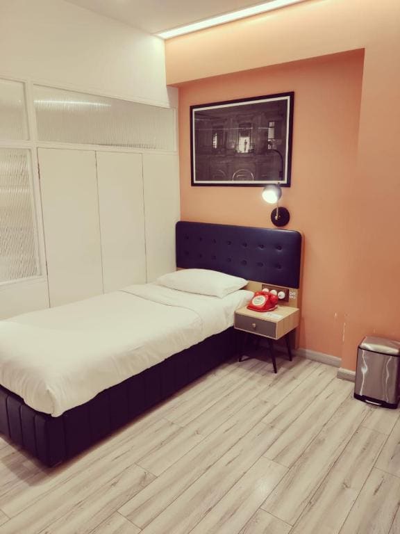 Deluxe Single Room with 15% discount on Food & Beverage room - Image 3