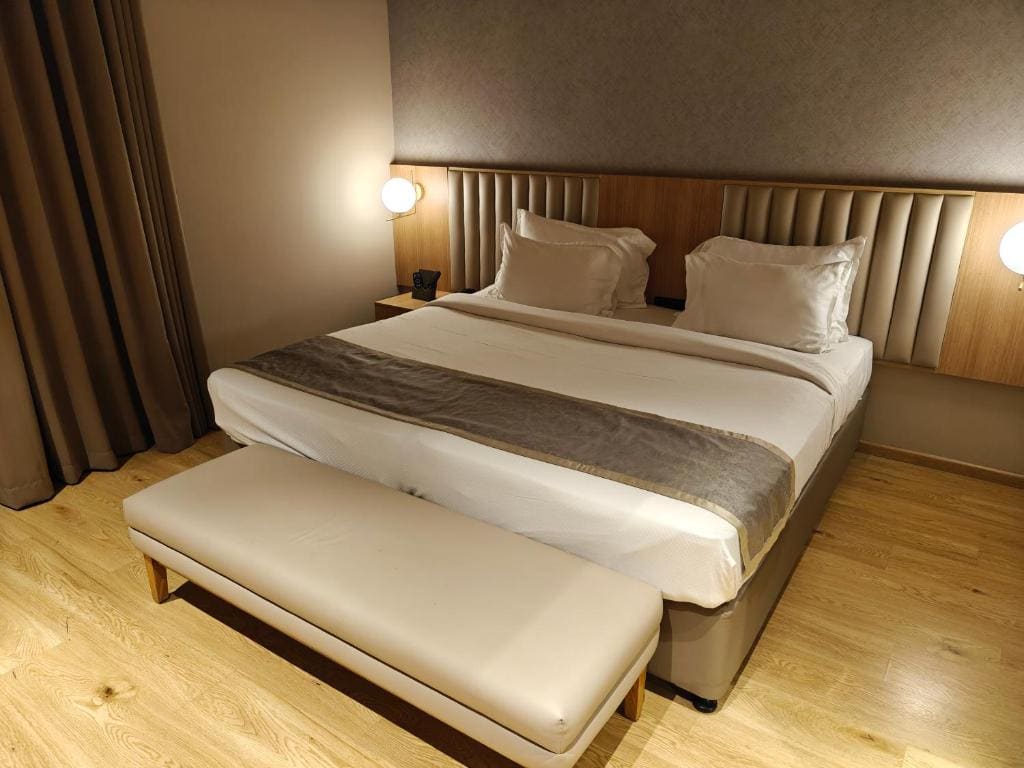 Superior Urban View, Balcony - 10% Discount on Food & Soft Beverages room - Image 2