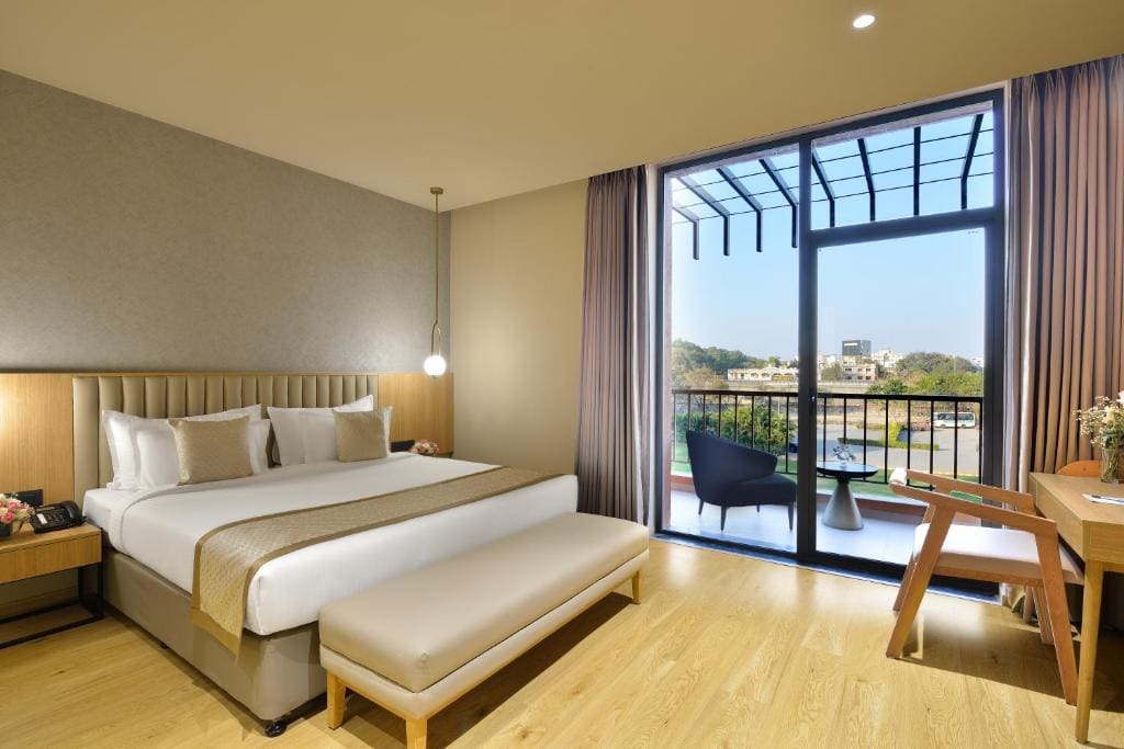 Superior Urban View, Balcony - 10% Discount on Food & Soft Beverages room - Image 3