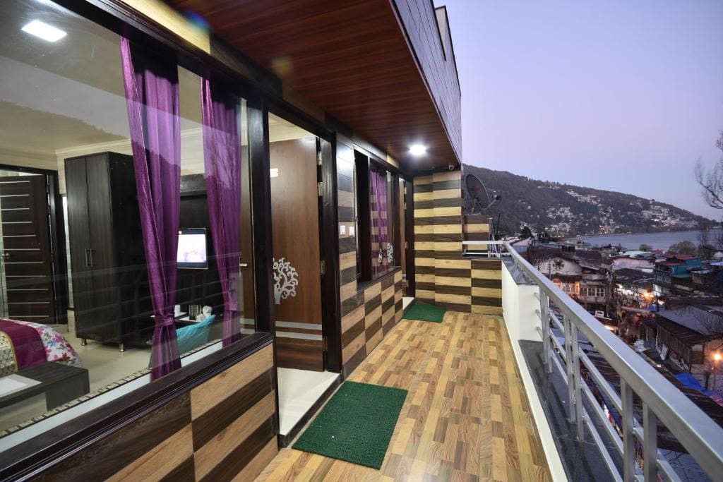 Family Room with Mountain View room - Image 3