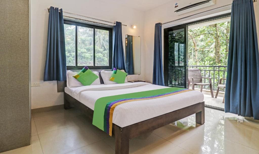 Deluxe Room with Balcony room - Image 2