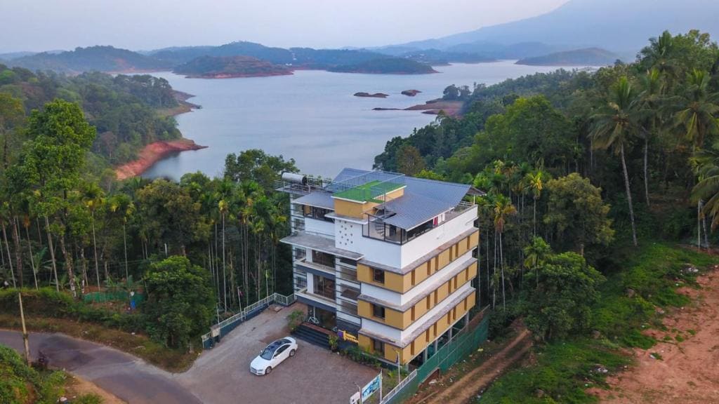 Double Room with Lake View room - Image 2