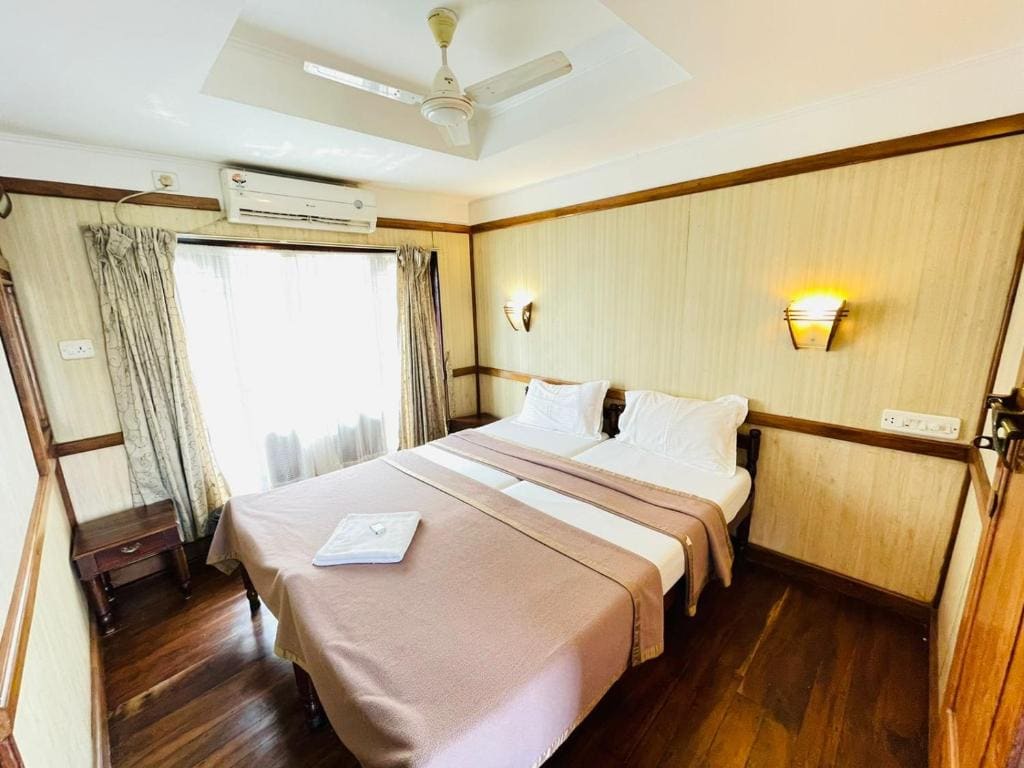 Double Room with Lake View room - Image 1
