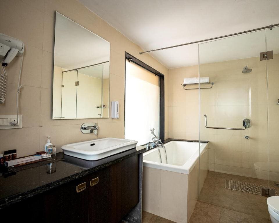 Suite with Bathtub room - Image 2