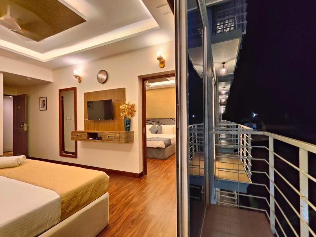 Family Room with Balcony room - Image 2
