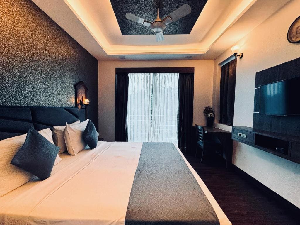 Deluxe Double Room with Balcony room - Image 1