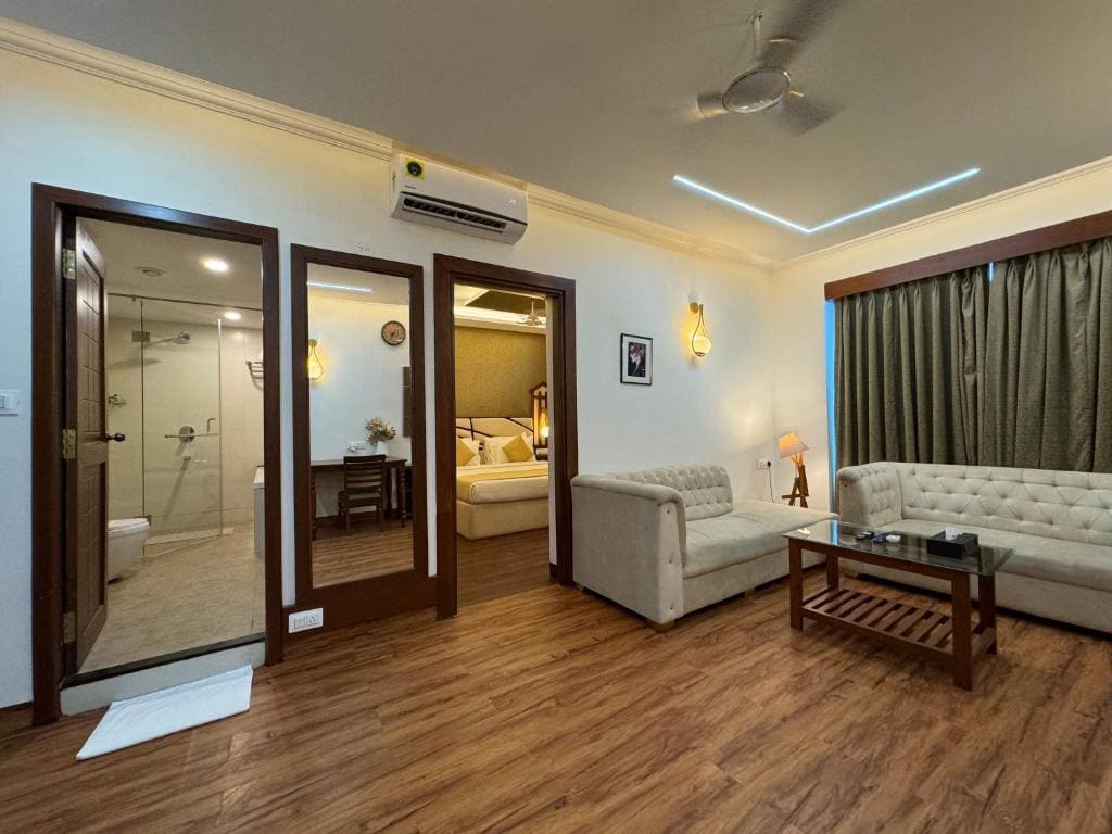 Suite with Bathtub room - Image 1