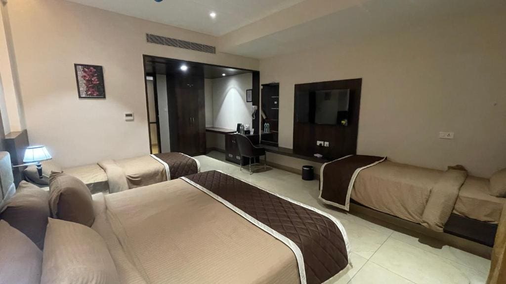 Superior Family Room room - Image 1