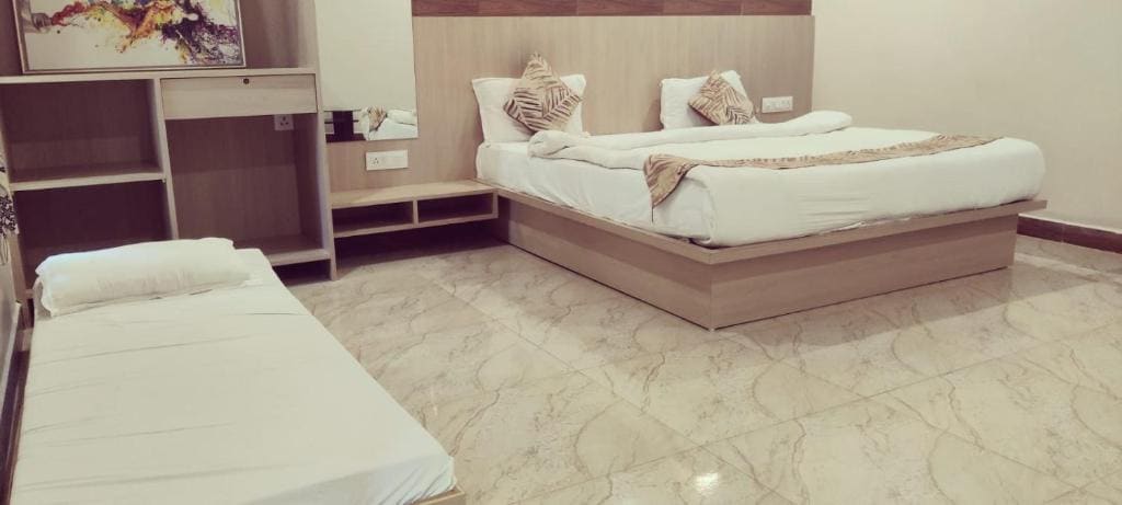 Superior Triple Room room - Image 2