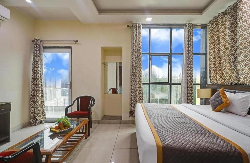 Deluxe Double Room with Balcony room - Image 2