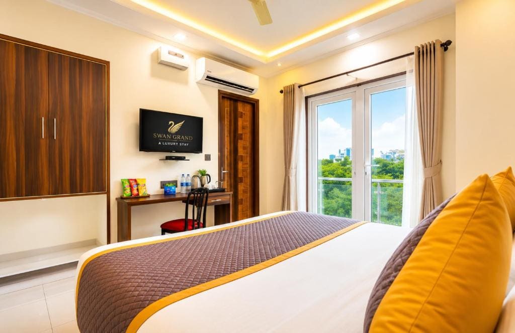 Deluxe Double Room with Balcony room - Image 3