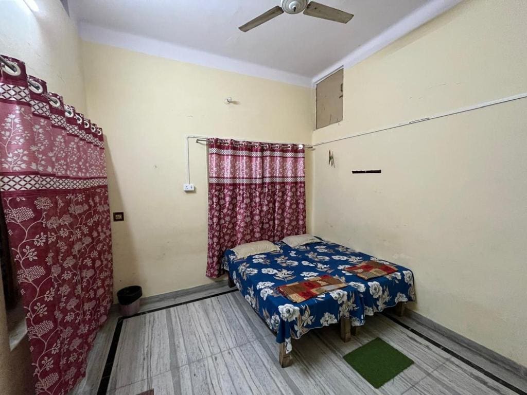 Double Room with Shared Bathroom room - Image 2