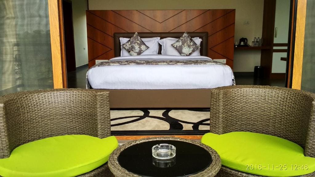 Deluxe Double Room with Balcony room - Image 2