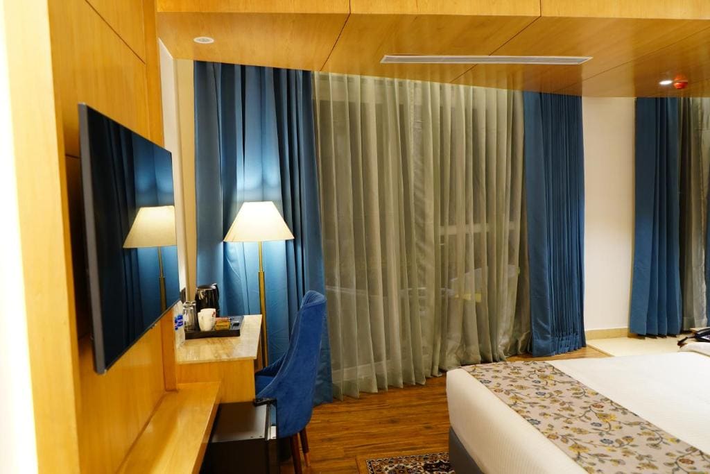 Premium Room with Balcony room - Image 3