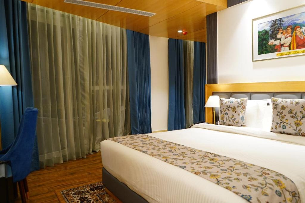 Premium Suite with Balcony room - Image 2