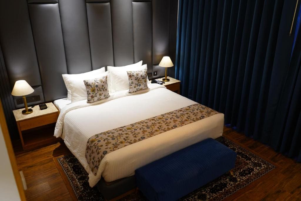 Premium Suite with Balcony room - Image 3