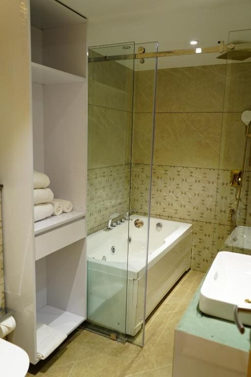 Luxury Suite with Balcony room - Image 3