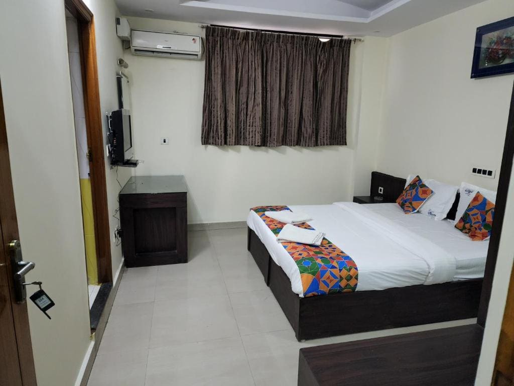 Deluxe Double Room (2 Adults + 1 Child) room - Image 3