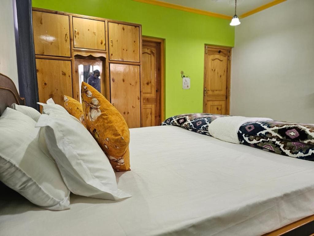 Double Room with Lake View room - Image 3