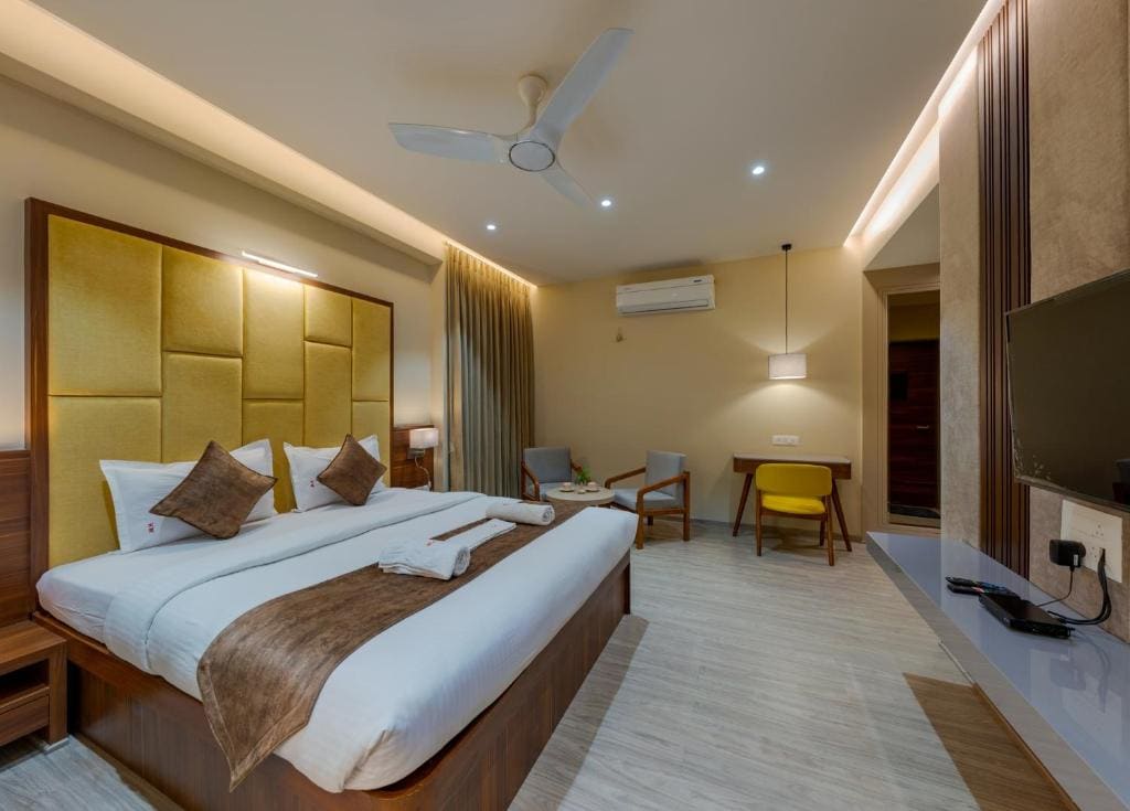 Superior Family Room room - Image 1
