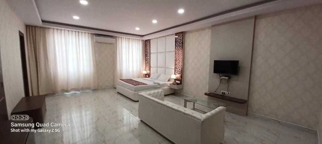 Deluxe Junior Suite room - Image 2