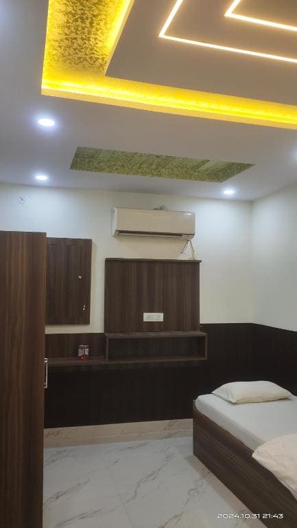Comfort Triple Room with Shower room - Image 3