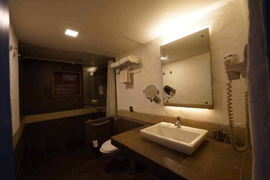 Deluxe Double Room with Balcony room - Image 3