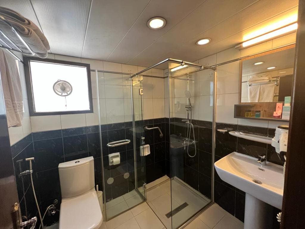 Large Single Room room - Image 3