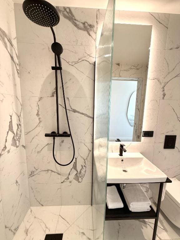 Double or Twin Room with Private Bathroom room - Image 3