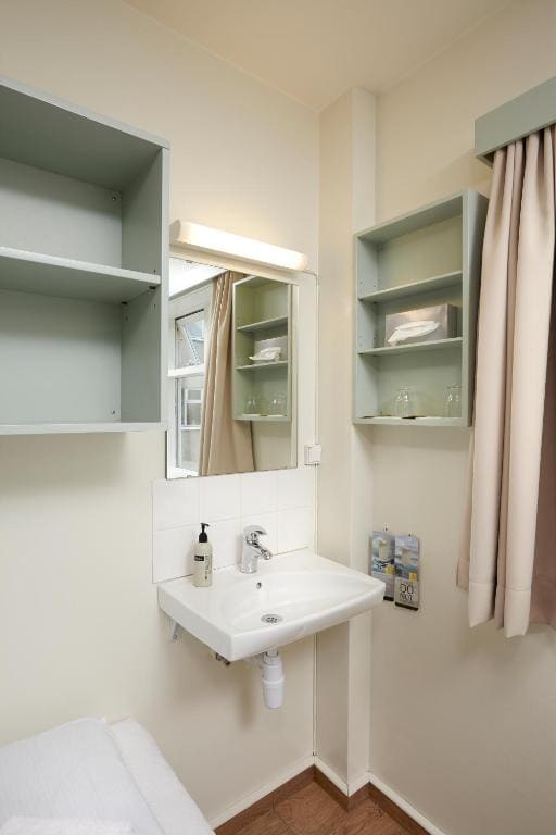 Twin Room with Shared Bathroom room - Image 1