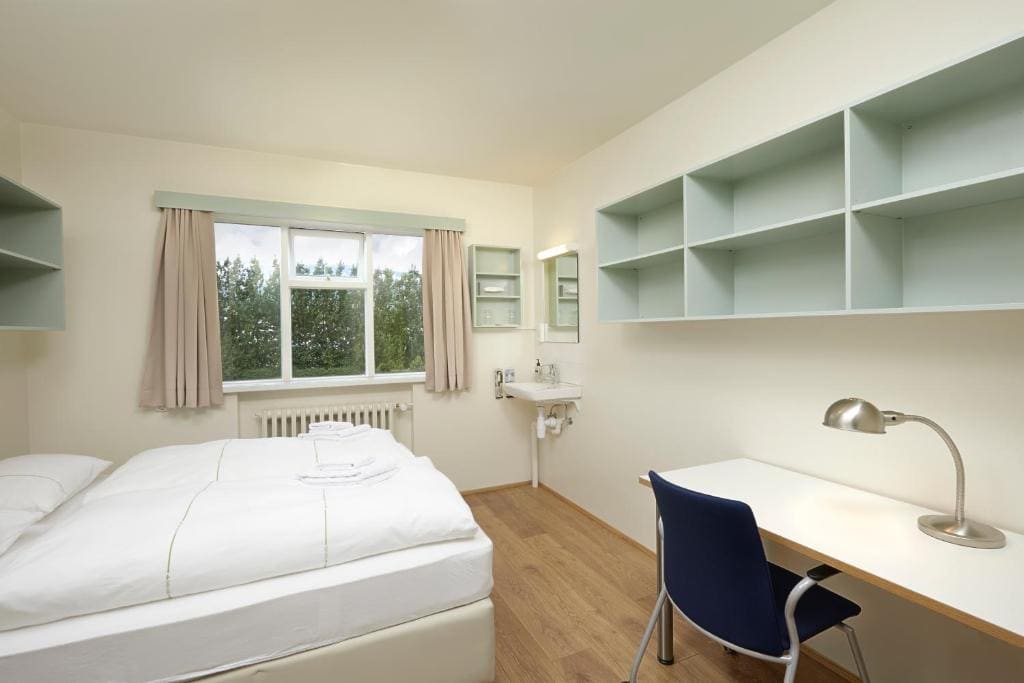 Twin Room with Shared Bathroom room - Image 3