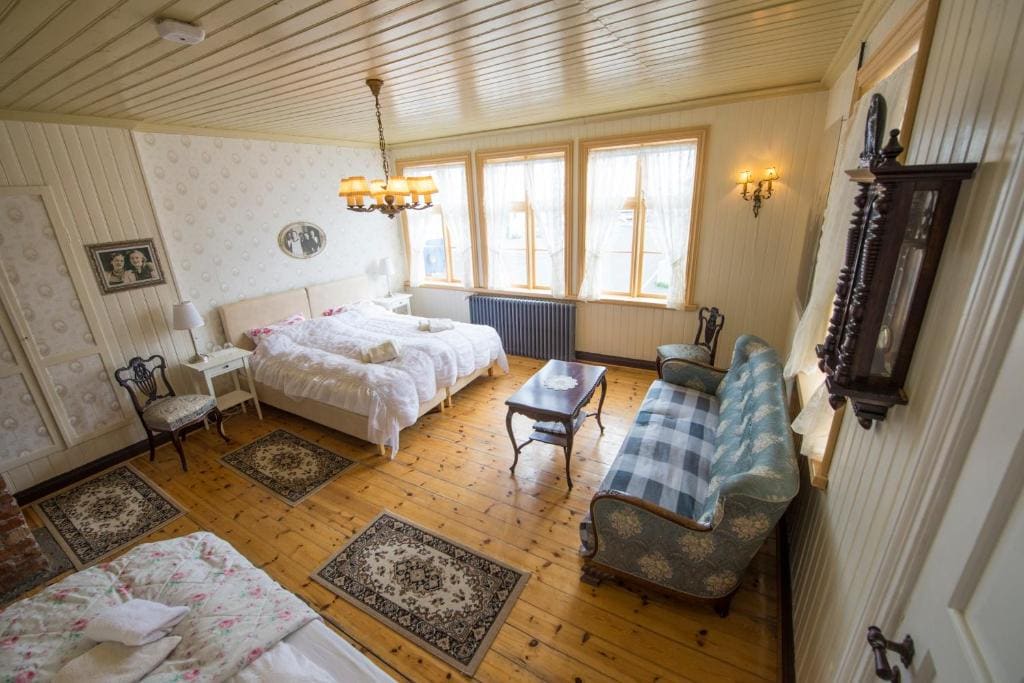 Corner Suite with Shared Bathroom room - Image 1