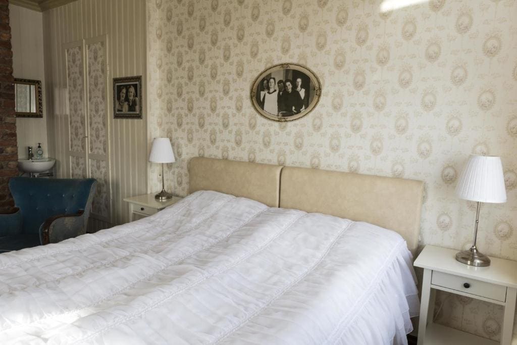 Corner Suite with Shared Bathroom room - Image 2