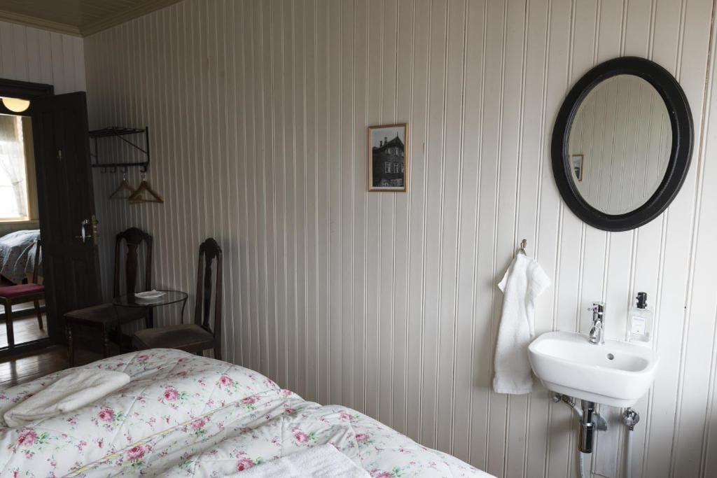 Triple Room with Shared Bathroom room - Image 3