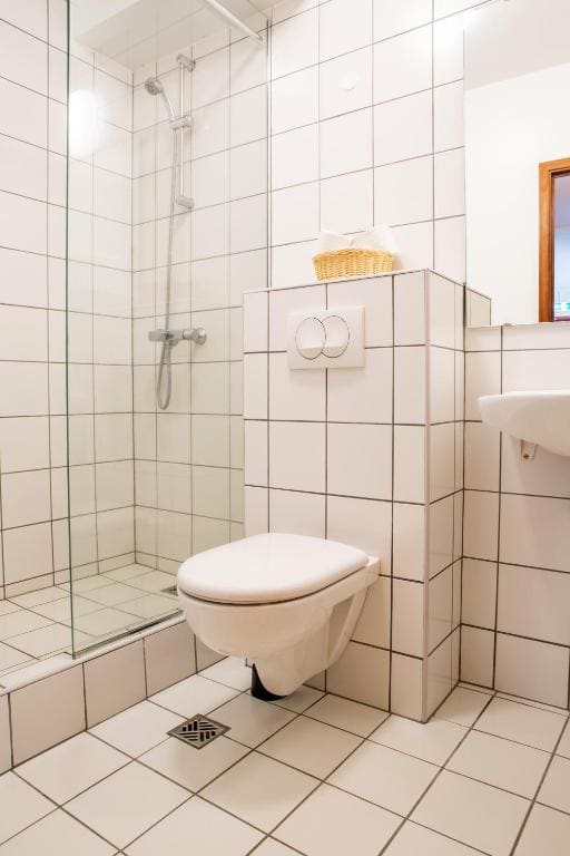 Basic Double Room with Shared Bathroom room - Image 2