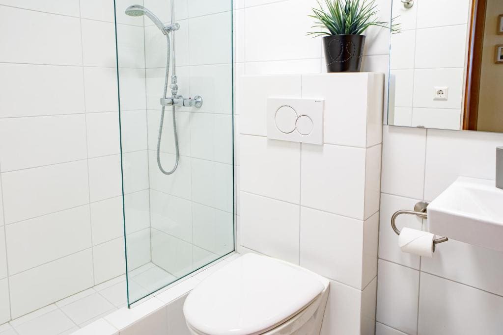 Basic Double Room with Shared Bathroom room - Image 3