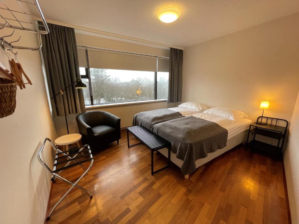 Basic Twin Room with Shared Bathroom room - Image 1