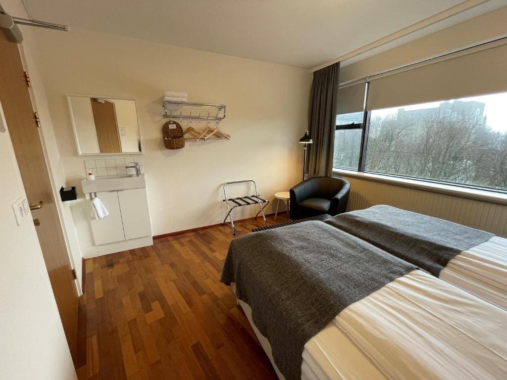 Basic Twin Room with Shared Bathroom room - Image 2