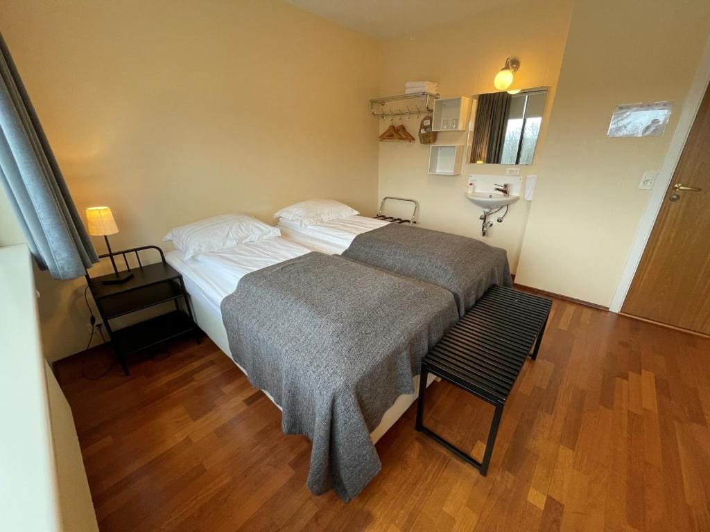 Basic Twin Room with Shared Bathroom room - Image 3