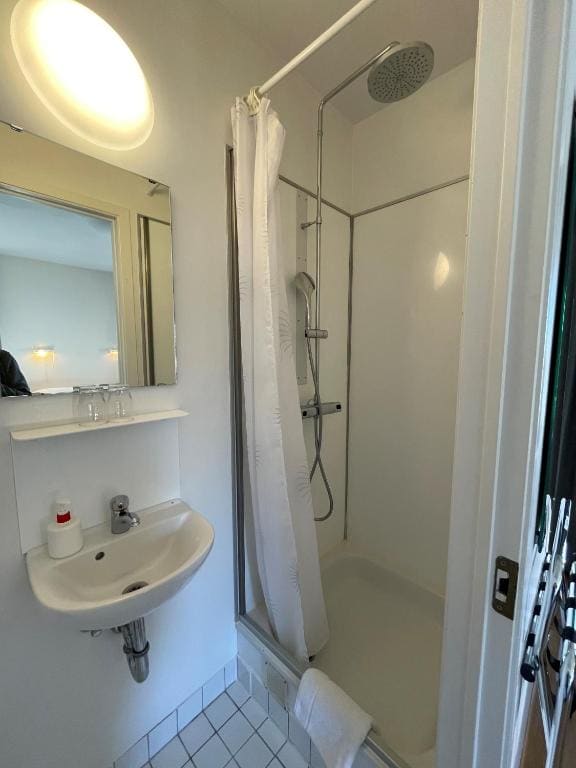 Twin Room with Private Bathroom room - Image 3