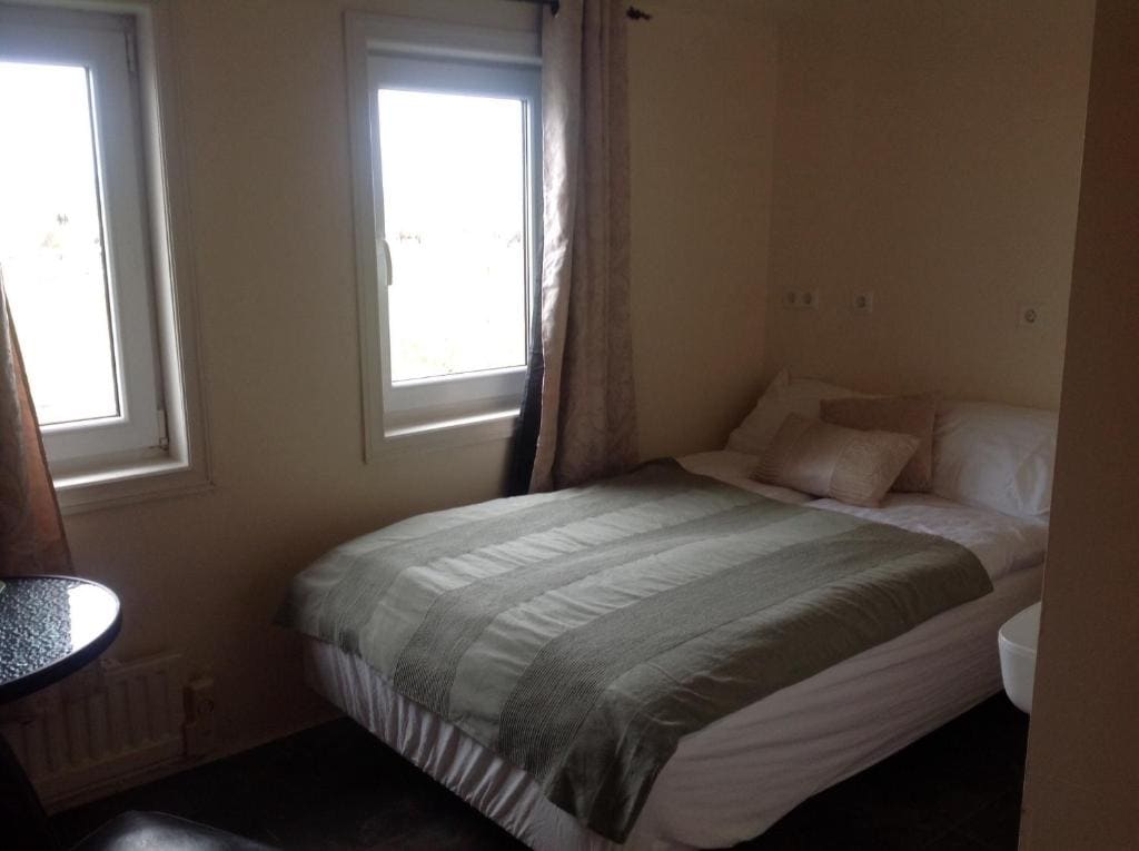 Single Room with Shared Bathroom room - Image 3