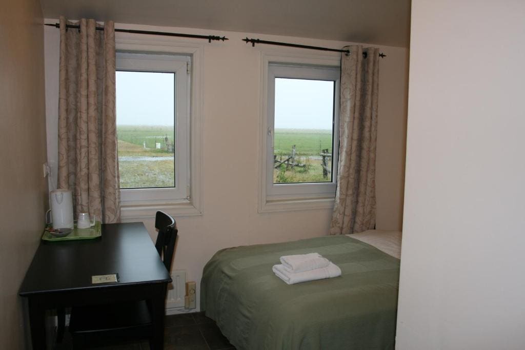 Single Room with Shared Bathroom room - Image 2