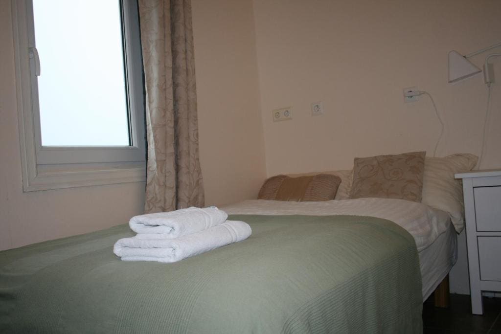 Single Room with Shared Bathroom room - Image 1