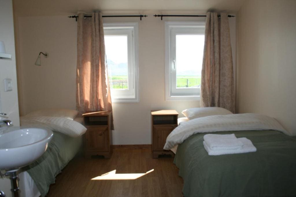 Twin Room with Shared Bathroom room - Image 2