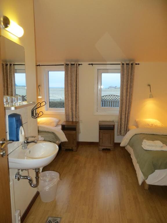 Twin Room with Shared Bathroom room - Image 3