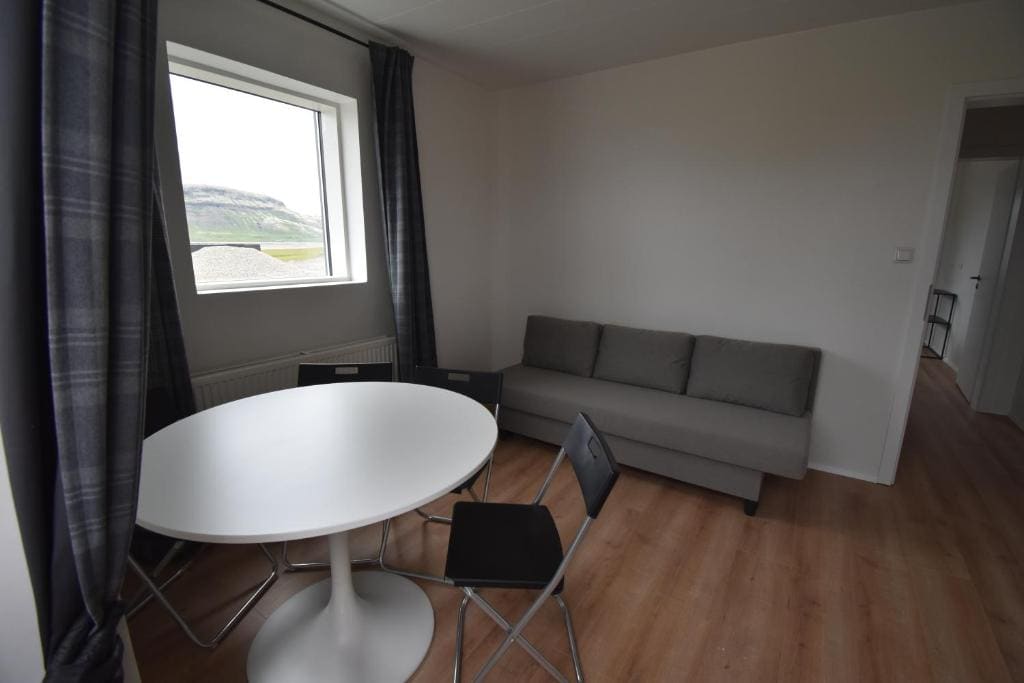 Apartment with Mountain View room - Image 1