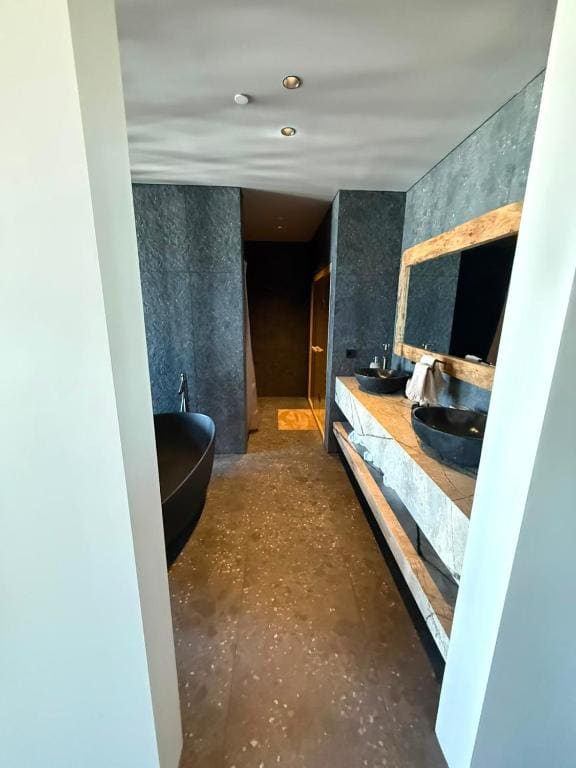 King Suite with Balcony room - Image 2