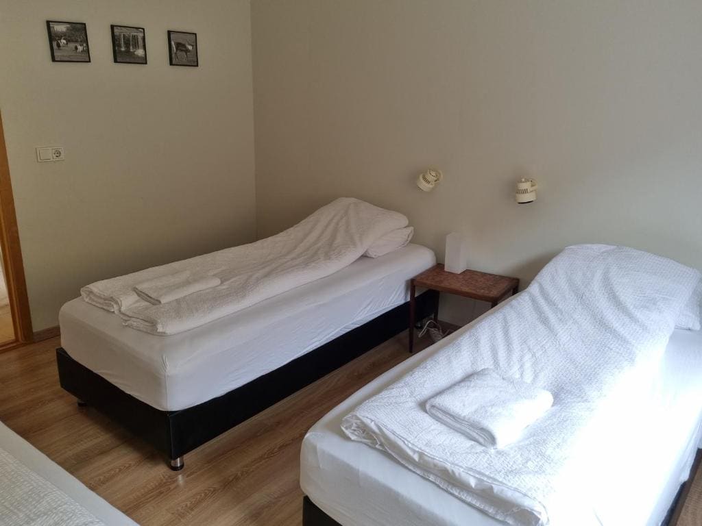 One-Bedroom Cottage room - Image 2