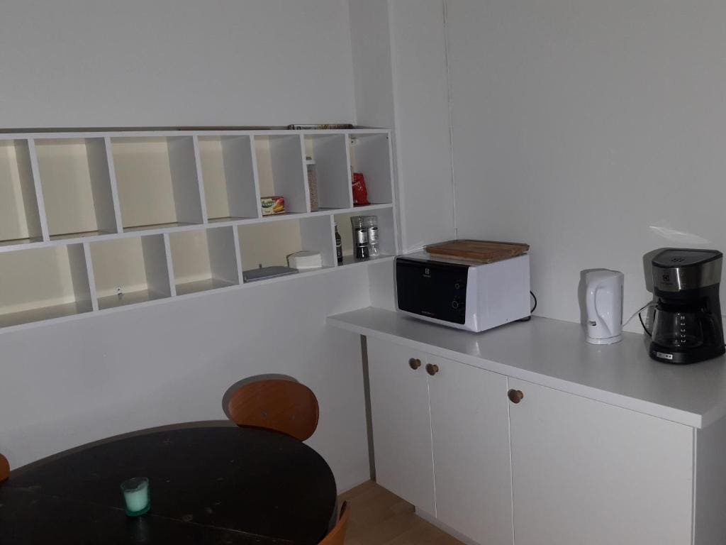 Family Room with Shared Bathroom room - Image 2