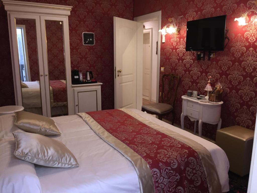 Double or Twin Room with Balcony room - Image 3